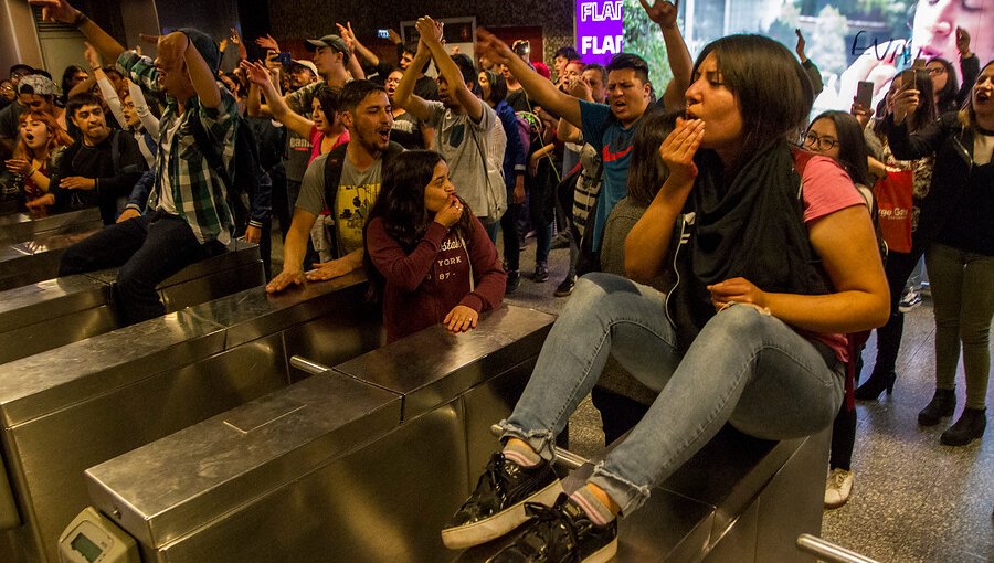 Evasión en cuatro estaciones de Metro: Al menos 24 detenidos, daños en torniquetes y agresiones