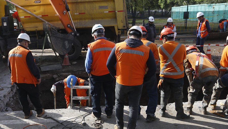 Aguas Andinas extrajo la cañería dañada y comenzará en la madrugada la instalación de reemplazo