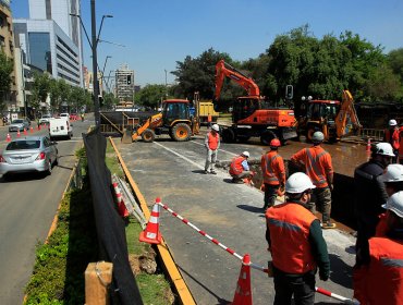 Avenida Providencia quedó habilitada sólo para vehículos livianos tras rotura de matriz