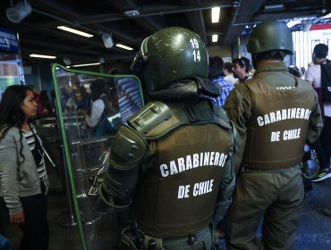 Evasión masiva mantiene tres estaciones cerradas en el Metro de Santiago