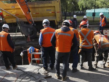 Aguas Andinas extrajo la cañería dañada y comenzará en la madrugada la instalación de reemplazo