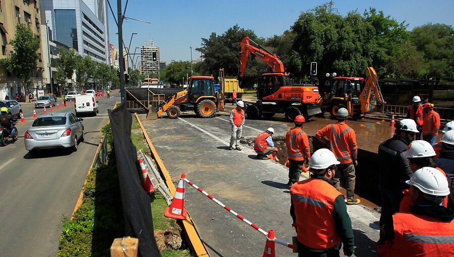 Avenida Providencia quedó habilitada sólo para vehículos livianos tras rotura de matriz