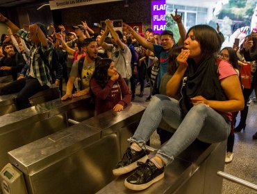 Evasión en cuatro estaciones de Metro: Al menos 24 detenidos, daños en torniquetes y agresiones