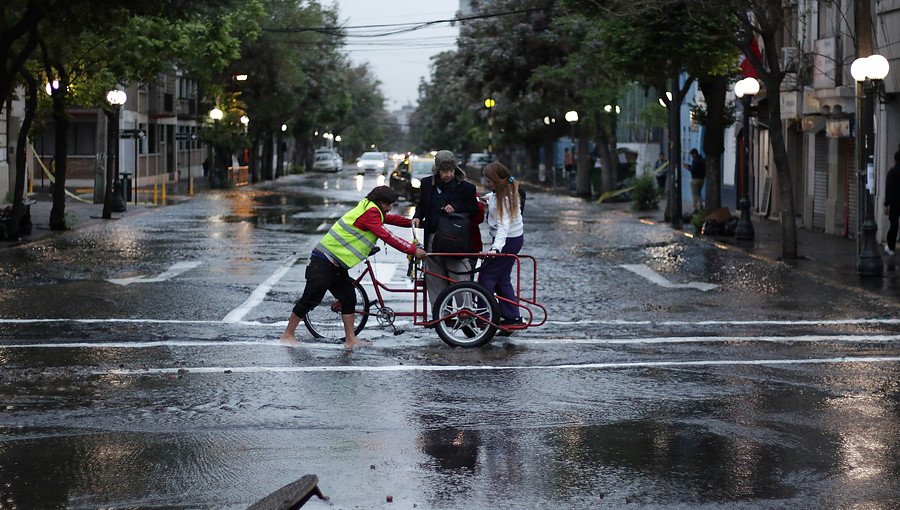 Caos en Providencia: Rotura de matriz causa inundaciones, cortes de luz y desvíos de tránsito