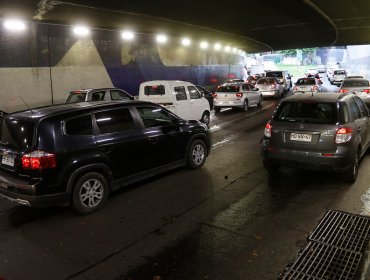 Rotura de matriz en Providencia genera colapso vial en el centro de Santiago