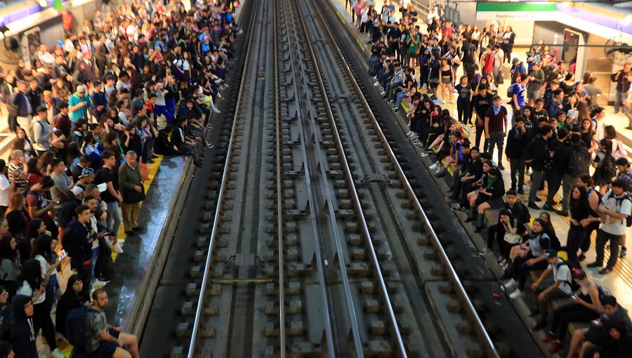 Confech convoca a paro nacional contra alzas en el transporte público y llama a "copar y evadir"