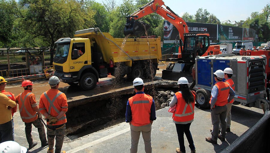 Aguas Andinas reemplazó cañería dañada en Providencia: reparación de calzada demorará 10 días