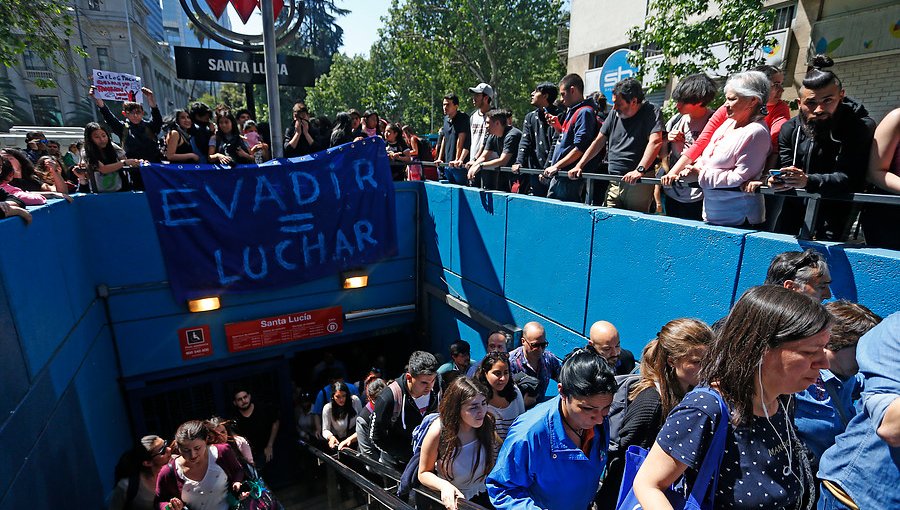 PC respalda evasiones masivas y pide al Gobierno eliminar el alza de la tarifa del Metro