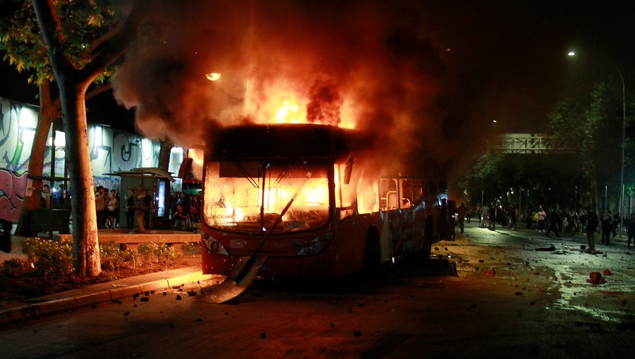 Bus del Transantiago resultó completamente quemado en el centro de Santiago