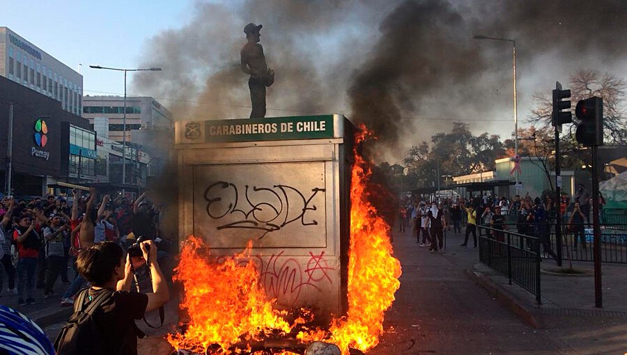 Con graves destrozos quedó la estación Plaza de Maipú y alrededores tras incidentes