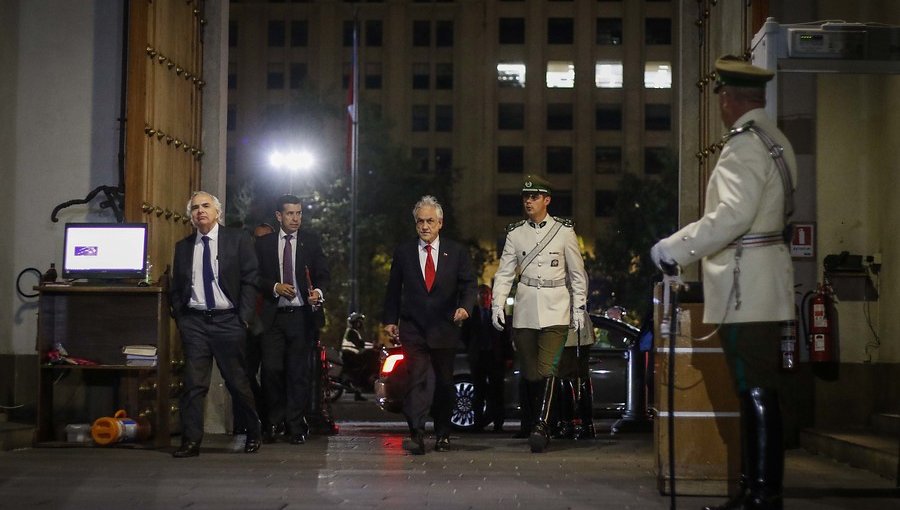 Altos mandos de las policías se reúnen en La Moneda para coordinar acciones a seguir