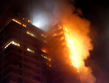 Intendencia Metrpolitana descarta lesionados en incendio que afecta a edificio de Enel