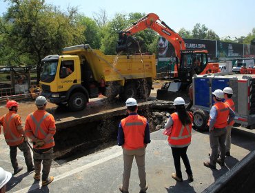 Aguas Andinas reemplazó cañería dañada en Providencia: reparación de calzada demorará 10 días