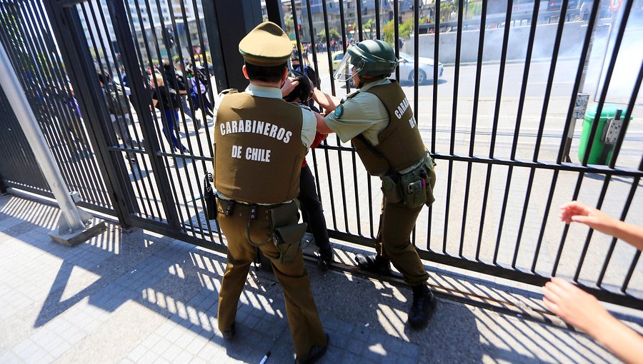 Captan momento exacto donde carabinero empuja a estudiante por escalera del Metro