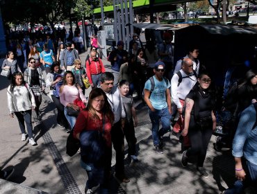 Miles de capitalinos se desplazan caminando por suspensión de líneas 1, 2 y 6 del Metro