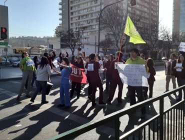 Funcionarios del Hospital Fricke de Viña protestan por falta de insumos: no tienen guantes ni papel higiénico