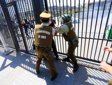 Captan momento exacto donde carabinero empuja a estudiante por escalera del Metro