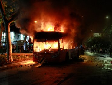 Bus del Transantiago resultó completamente quemado en el centro de Santiago