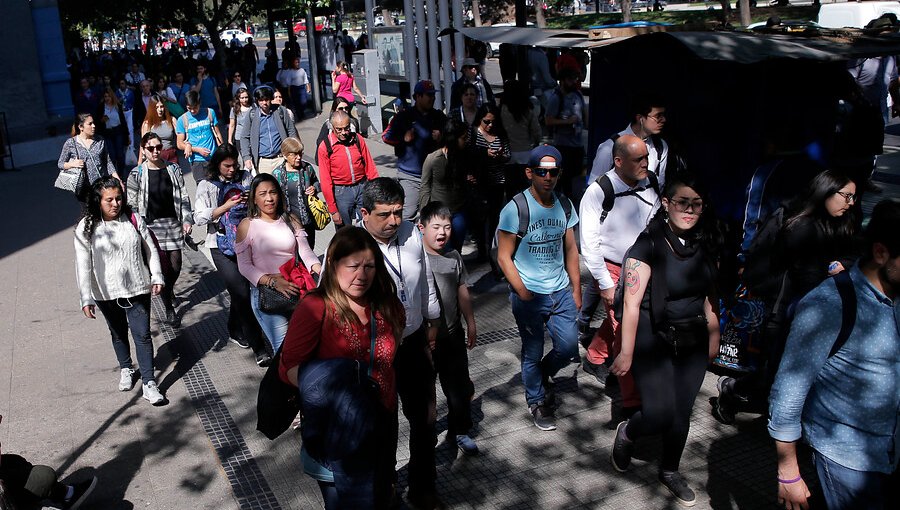 Miles de capitalinos se desplazan caminando por suspensión de líneas 1, 2 y 6 del Metro