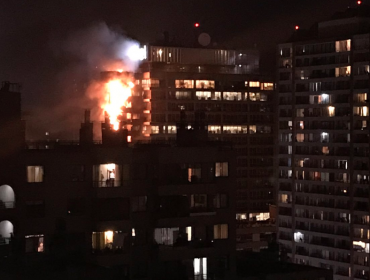 Gigantesco incendio afecta a edificio institucional de Enel en el centro de Santiago