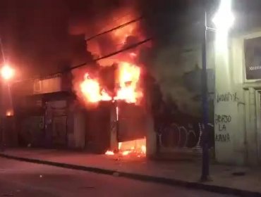 Nuevos incendios en Valparaíso: Fuego en sucursal de Serviestado y en locales de calle Condell