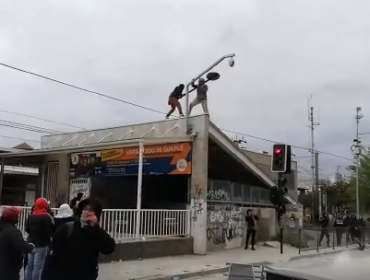 Graves disturbios en estación del Metro de Quilpué frente a oficinas municipales