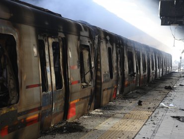 Otras 5 estaciones de metro incendiadas: Daños en toda la red llegan a US$200 millones