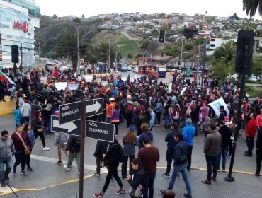 Vecinos del Gran Valparaíso salieron a las calles a manifestarse en apoyo a protestas en Santiago