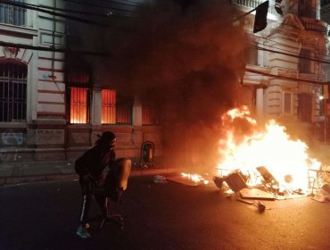 Violentos hechos en el Puerto: Incendios afectan a Supermercado, edificio del Mercurio de Valparaíso y una estación del Merval