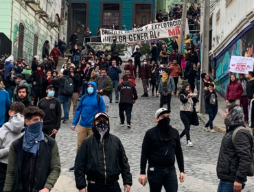 Enfrentamientos entre manifestantes y carabineros marcan protesta en plaza Victoria de Valparaíso