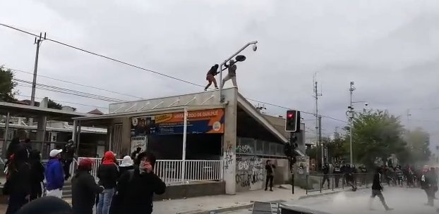 Graves disturbios en estación del Metro de Quilpué frente a oficinas municipales