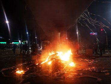 Al menos 16 estaciones del Metro de Santiago han sido incendiadas en manifestaciones