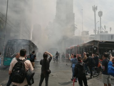 Sigue el caos en la capital: Manifestantes queman cinco buses del Transantiago en Vicuña Mackenna