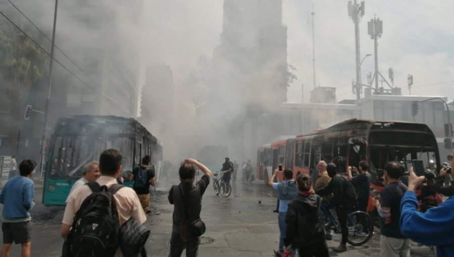 Sigue el caos en la capital: Manifestantes queman cinco buses del Transantiago en Vicuña Mackenna