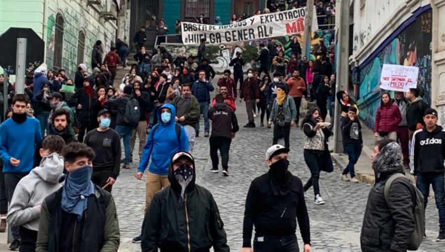 Enfrentamientos entre manifestantes y carabineros marcan protesta en plaza Victoria de Valparaíso