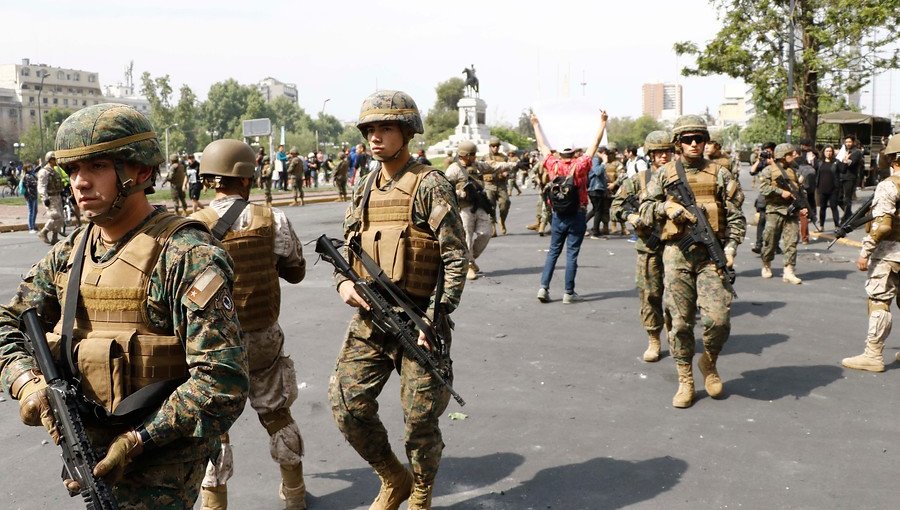 Militares se despliegan desde tanquetas en Plaza Italia tras disturbios