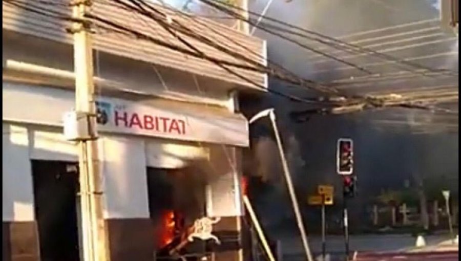 Sucursal de AFP Hábitat es destruida e incendiada por vándalos en Quillota