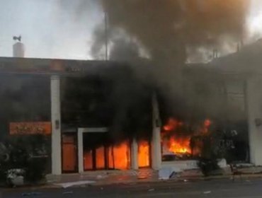 Banco Estado de Villa Alemana es destruido por las llamas