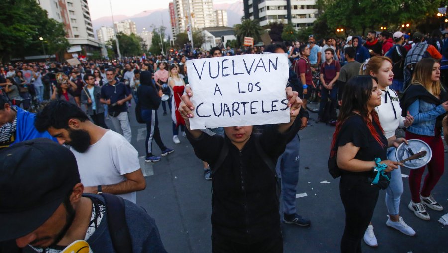 Desafían al toque de queda en Plaza Ñuñoa y vecinos se arman en Puente Alto