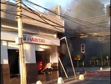 Sucursal de AFP Hábitat es destruida e incendiada por vándalos en Quillota