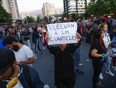 Desafían al toque de queda en Plaza Ñuñoa y vecinos se arman en Puente Alto