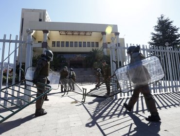 Violentas manifestaciones a las afueras del Congreso Nacional de Valparaíso