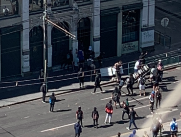 Turba ingresó a la Fiscalía Regional de Valparaíso a realizar una serie de destrozos