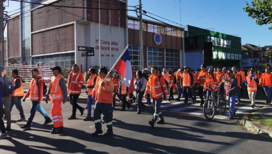 Portuarios de San Antonio se suman a manifestaciones con marcha hacia la Gobernación