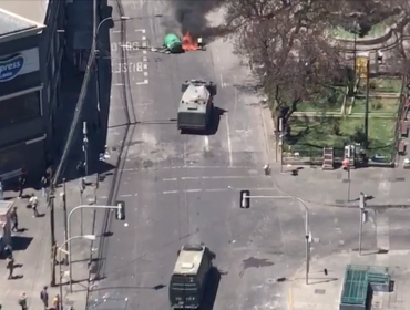 Barricadas, gases lacrimógenos y enfrentamientos se registran en las afueras de la Intendencia de Valparaíso