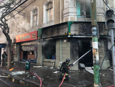 Saqueo e incendio deja con daños totales a añoso edificio del centro de Valparaíso