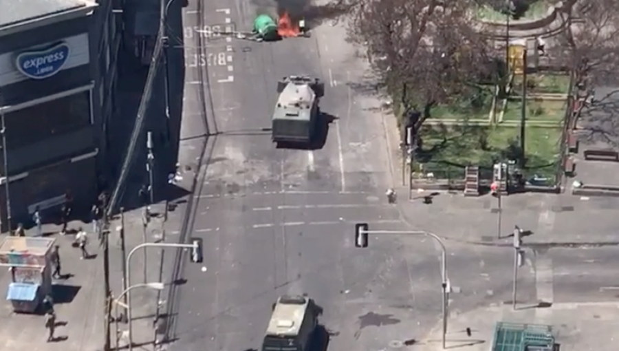 Barricadas, gases lacrimógenos y enfrentamientos se registran en las afueras de la Intendencia de Valparaíso