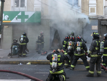 Bomberos de Valparaíso combate incendio estructural declarado en farmacia del plan