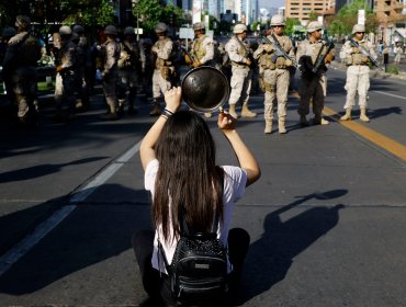 Cuatro tanquetas cortaron avenida Apoquindo para detener marcha pacífica