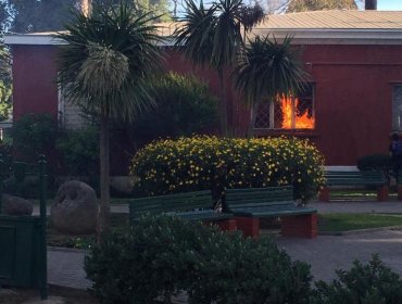 Municipalidad de Quilpué en llamas tras ataque de desconocidos